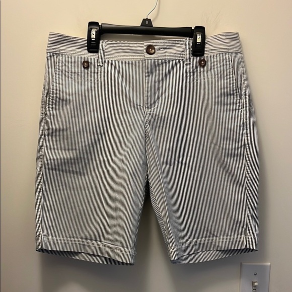 Dockers Striped navy and White striped Bermuda shorts size 8 - Picture 1 of 9